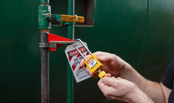 Turvalukitteet vahinkokäynnistyksen estoon (lock out/tag out)